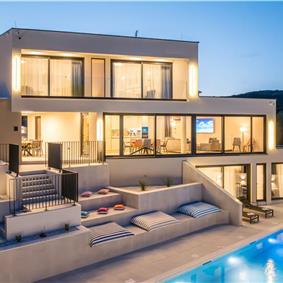 4 bedroom villa with heated pool and sea view in Vinišće, sleeps 8